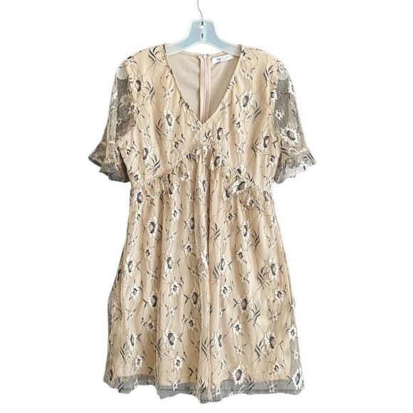 Francesca's Liv Floral Lace Shift Dress Beige/Gray. . Size Medium - Picture 6 of 15